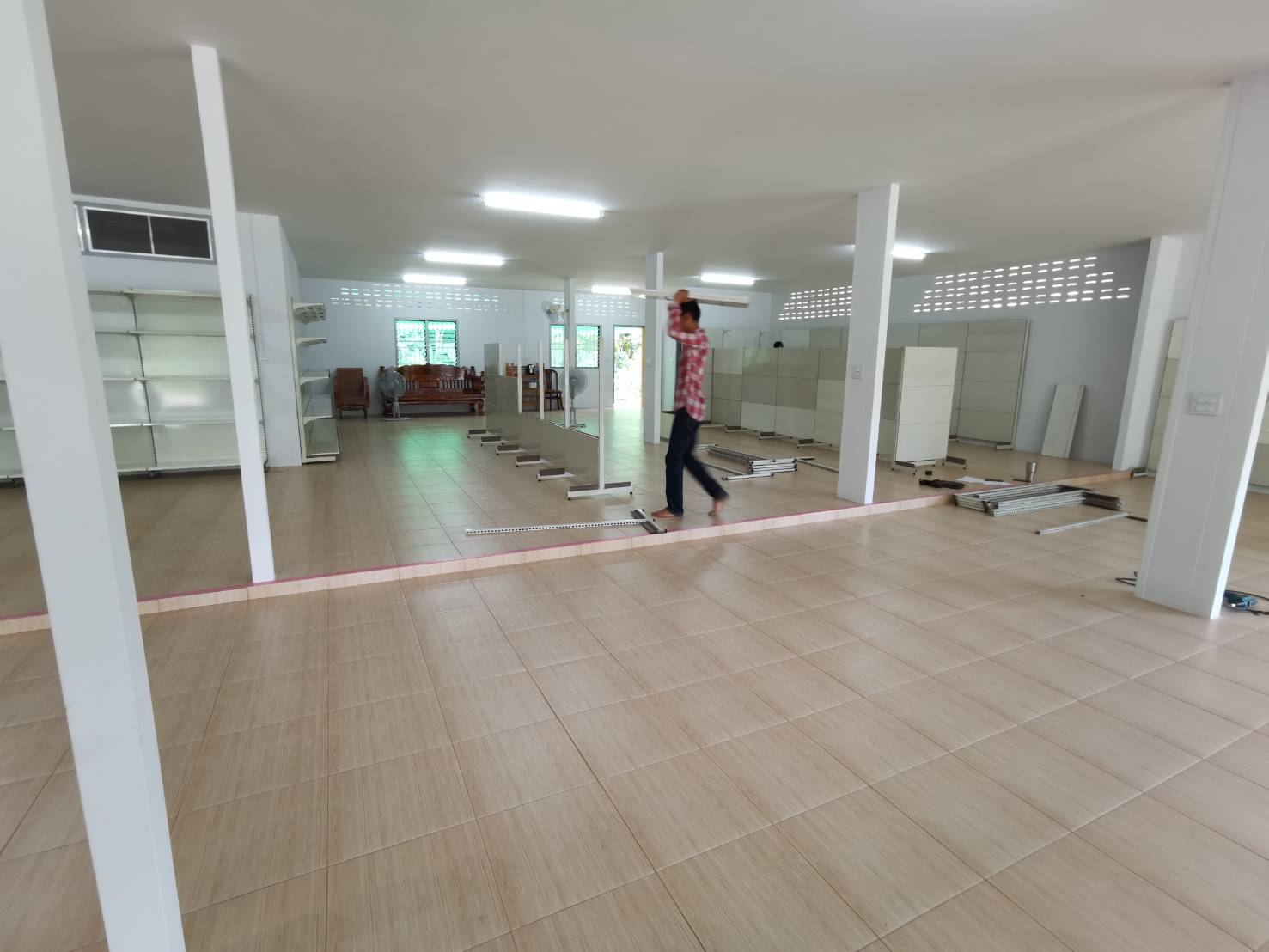 ลงชั้นวางสินค้าเพื่อเตรียมเปิดร้านสังฆภัณฑ์จำนวน 60 ชุด