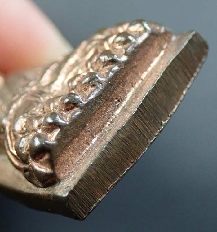 *โค๊ตชัด สภาพสวย หาแบบนี้ยาก* หลวงพ่อทวดหลังเตารีด พิมพ์ใหญ่ รุ่นสร้างโรงพยาบาลโคกโพธิ์ วัดช้างให้ จ.ปัตตานี ปี 2539 เนื้อนวะโลหะ ขนาดพระสูง 3.4 ซ.ม. พร้อมกล่องเดิม