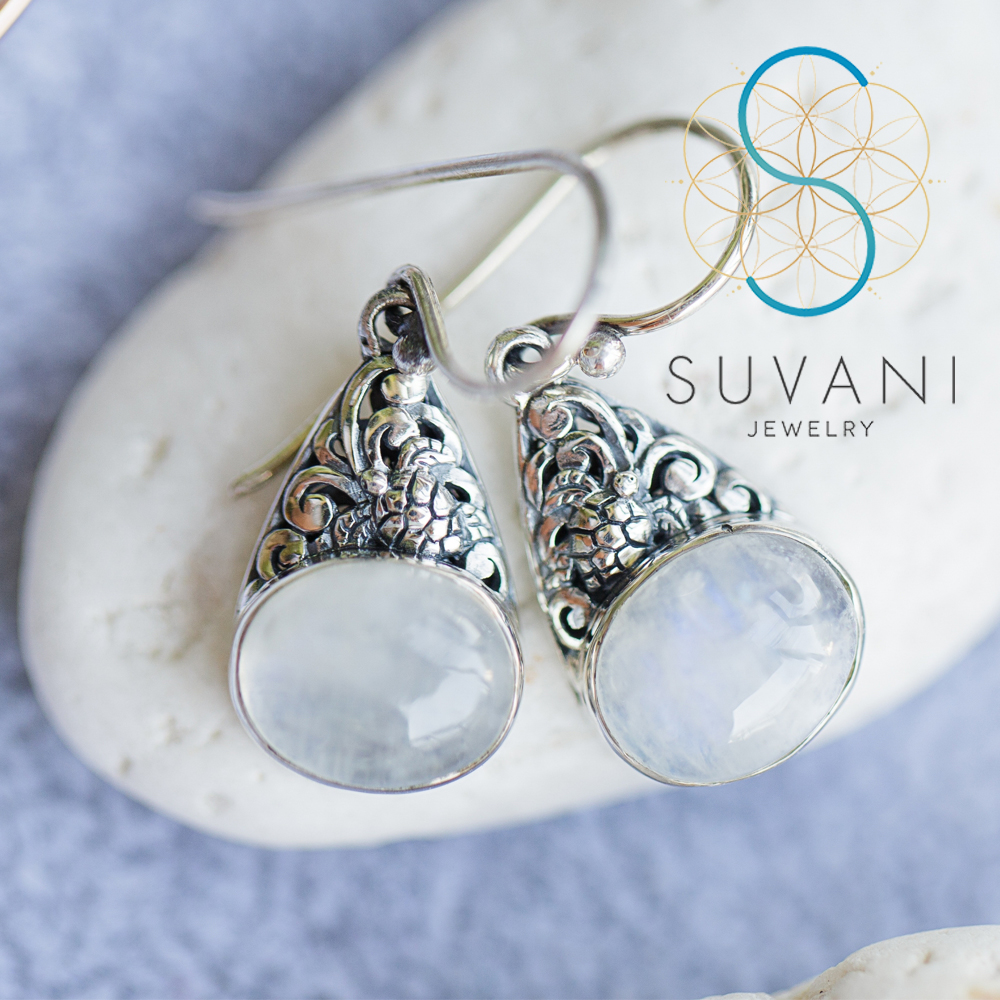 SUVANI เงินแท้ 92.5% ต่างหูเต่าทะเล ฝังด้วยหินมูนสโตน ต่างหูห้อย เครื่องประดับเงินแท้