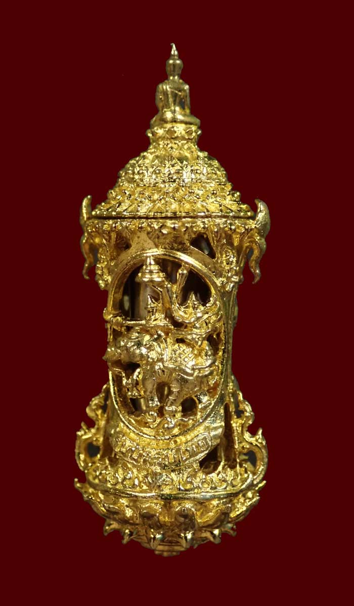 งานฉลุตะกรุด รุ่นนักรบไทย อาจารย์ปกรณ์ วัดถ้ำผาแด่น จ.สกลนคร ปลายยอดเป็น "พระยอดภูผาแด่น" ด้านหน้าเป็น "พระพุทธชินราชและหลวงปู่ทวด" ด้านหลัง "สมเด็จพระนเรศวรทรงช้างยุทธหัตถี"