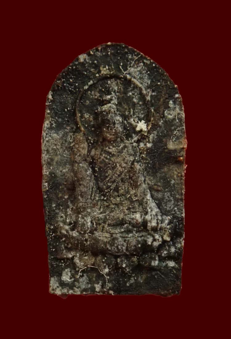 ปรกมหาปราบประสิทธิโชค องค์พ่อจตุคามรามเทพวิหารจังหวัดนราธิวาส ปี 2552 รุ่นที่ระลึกร่วมสร้างเสาหลักเมืองนราธิวาส เนื้อผงดำ (หลังฝังตะกรุดเงิน)