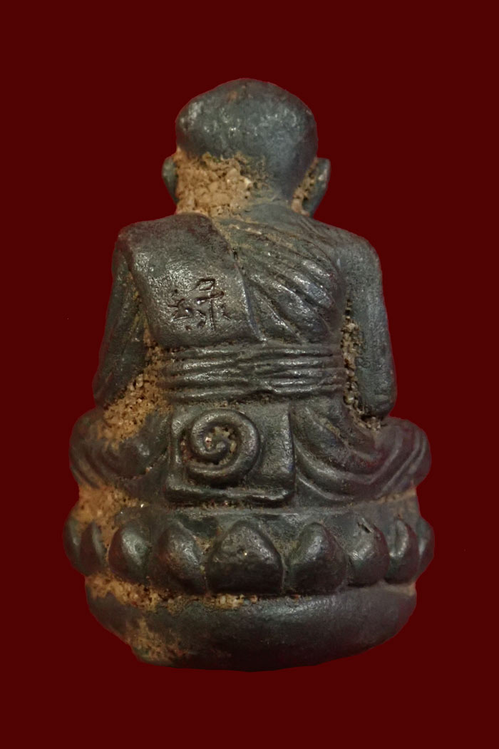 รูปหล่อโบราณ พิมพ์เบ้าทุบ (รุ่นแรก) หลวงพ่อทวด พ่อท่านเขียว วัดห้วยเงาะ ปัตตานี รุ่นแซยิด๕๒ ปี2552 เนื้อนวะโลหะ หมายเลข 559