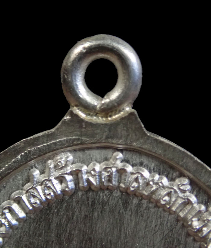 เหรียญห่วงเชื่อม (รุ่นแรก) หลวงพ่อทอง (วัดบ้านไร่ นครราชสีมา) วัดพระพุทธบาทเขายายหอม จ.ชัยภูมิ รุ่นประวัติศาสตร์ไตรภาคี สร้างศาลหลักเมืองและหอชัยภูมิ ปี 2558 (ยุคต้นบนเขา) เนื้อเงิน หมายเลข 2503