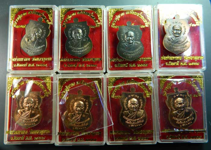 เหรียญเสมาหน้าเลื่อนหลวงพ่อทวดหลังพ่อท่านพรหม วัดพลานุภาพ ปัตตานี ปี2557 รุ่นฉลองสมณศักดิ์ 48/57 เนื้อทองชนวน (กรรมการ) 4 เหรียญ + ทองแดงผิวไฟ (กรรมการ) 4 เหรียญ