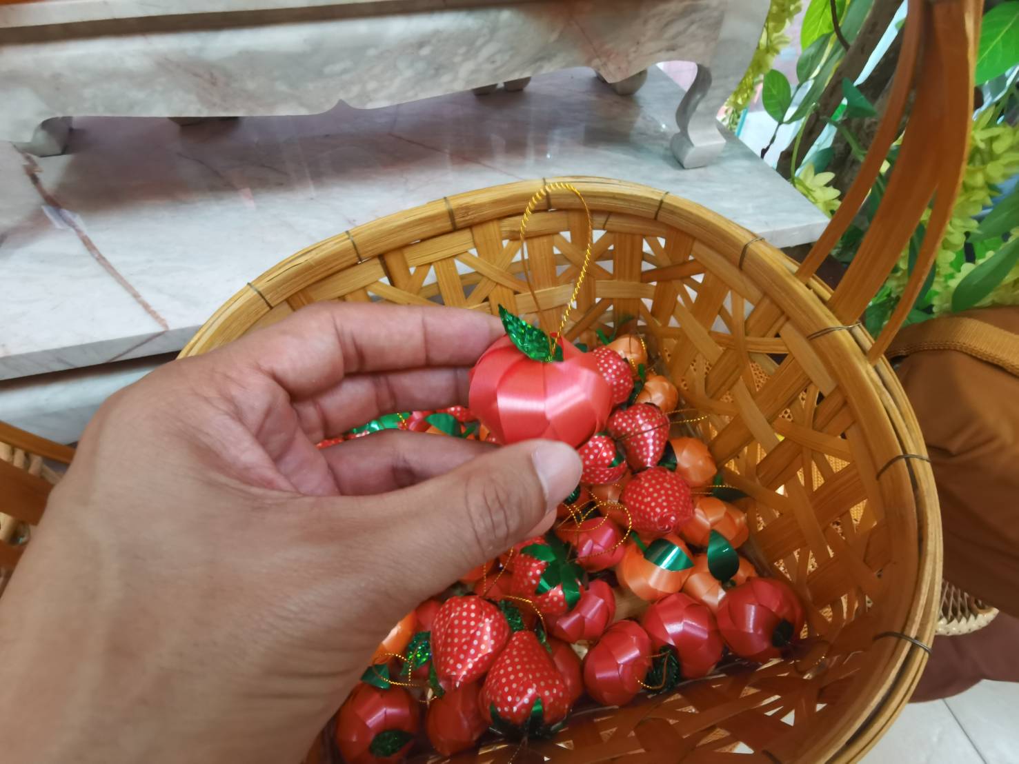 เหรียญโปรยทานผลไม้