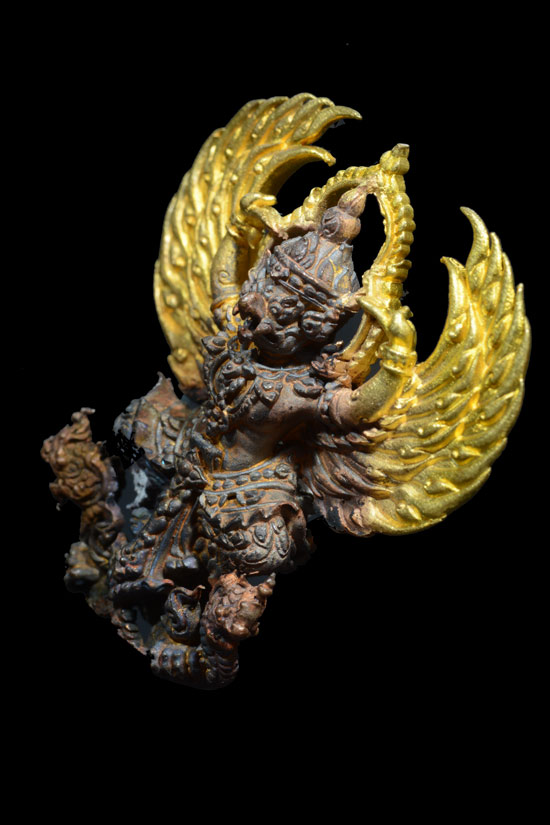 พญาครุฑหยุดนาค รุ่นแรก พ.ศ.2561 เนื้อชนวนหน้าทอง หลวงพ่อชม วัดโปรดสัตว์ จังหวัดอยุธยา