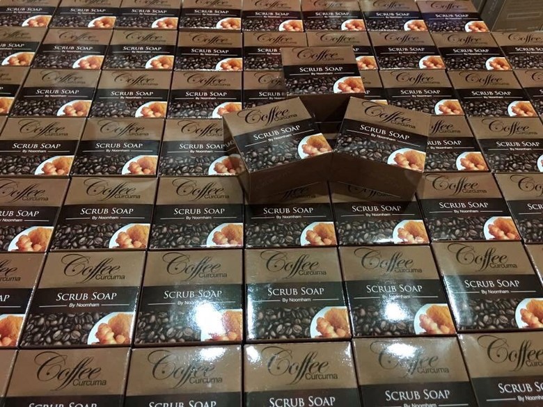 สบู่สครับกาแฟขมิ้น ราคา 70 บาท 3 ก้อน 200 บาท