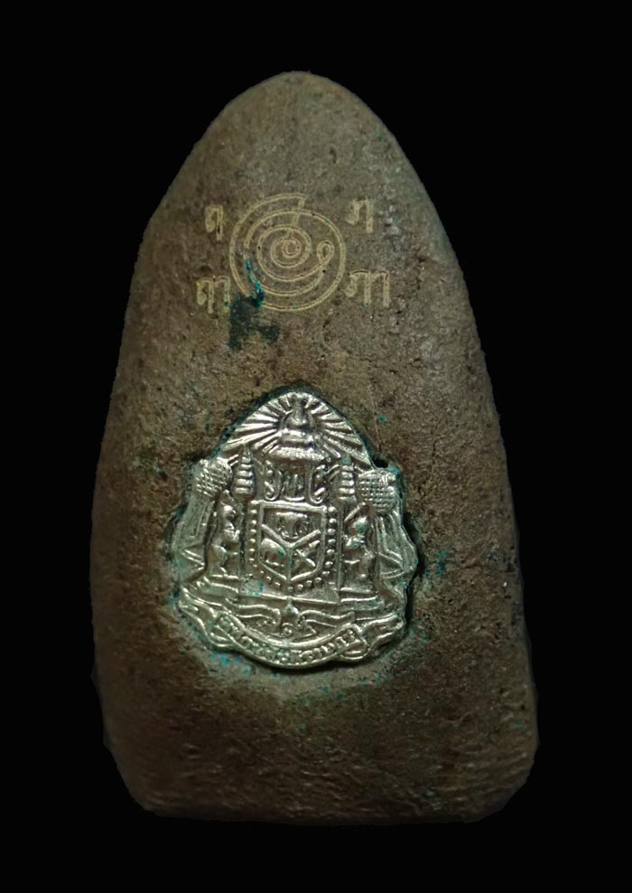 หลวงพ่อทวดเนื้อว่านดินกากยายักษ์ พิมพ์ใหญ่ A ฝังตะกรุดเงิน (หลังตราแผ่นดิน) อาจารย์ทอง วัดสำเภาเชย รุ่นพิทักษ์แผ่นดิน ปี 2551