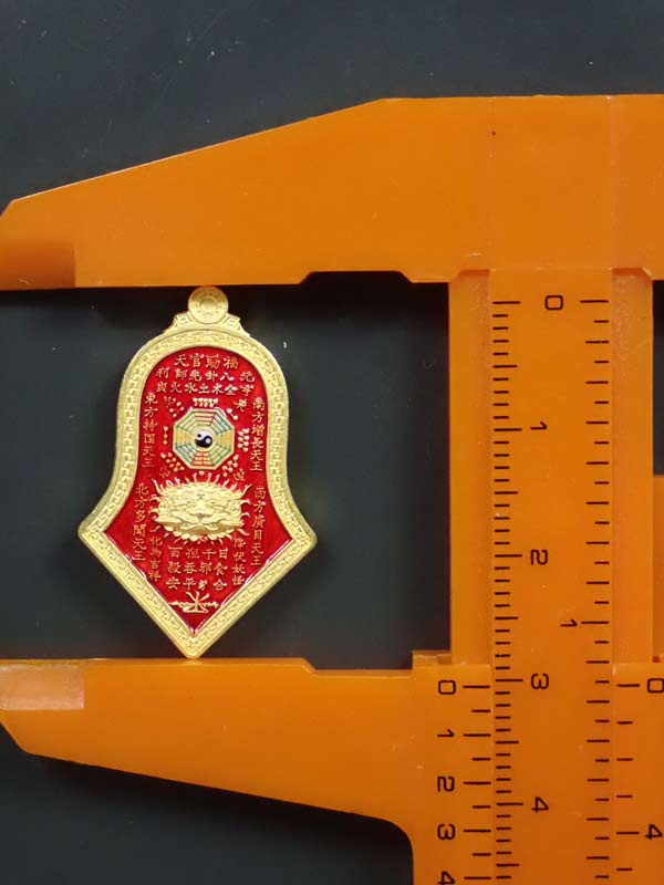 เหรียญกันชง หลวงพ่ออิฏฐ์ วัดจุฬามณี รุ่น 5 (เสริมมงคล) พิมพ์เล็ก ปี 2565 เนื้อทองแดงกะไหล่ทองลงยาสีแดง พร้อมกล่องเดิม