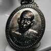 เหรียญรับทรัพย์ (รุ่นแรก) พ่อท่านเขียว วัดห้วยเงาะ ปัตตานี ปี 2543 เนื้อทองแดงรมดำ