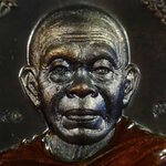 เหรียญหลวงพ่อคูณ (จีวรห่มคุลม) วัดบ้านไร่ รุ่นไพรีพินาศ ปี 2557 เนื้อนวะโลหะลงยาจีวร (แจกกรรมการ) หมายเลข 2650