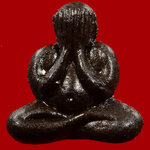 พระปิดตาหลวงปู่คำพันธ์ วัดธาตุมหาชัย เนื้อดินเก้าบัง พ.ศ.2536