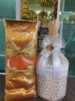 สังฆทานชะลอมออมบุญ+ผ้าไตรเสริมบุญ