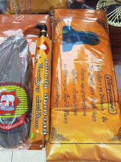 สังฆทานผ้าไตรครองชุดเต็ม+ย่ามอย่างดี+ผ้าเช็ดตัว+ร่ม+รองเท้า