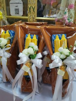 สังฆทานผ้านุ่งสบงพระสงฆ์+เทียนคู่ (ครอบครัวอบอุ่น+แสงสว่างนำพา)