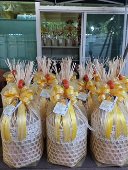 สังฆทานชะลอมมีร่ม โบว์ทอง