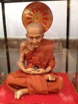 รูปเหมือนพระเกจิ พร้อมตูกระจก 5 นิ้ว