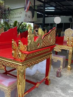 ธรรมมาสน์งานลงรักปิดทองและติดกระจก งานสวยงาม ขนาด 87*87 เซน