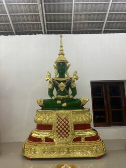 พระแก้วมรกต หน้าตัก 50 นิ้ว พิพพ์สวย สีเขียว