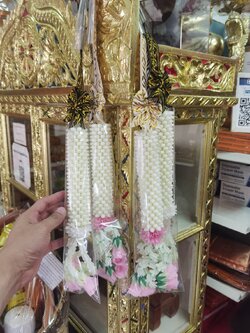 พวงมาลัยแขวนกรอบรูป (ดอกพลาสติกงานสวยงาม)