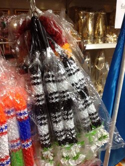 พวงมาลัยขาวดำ