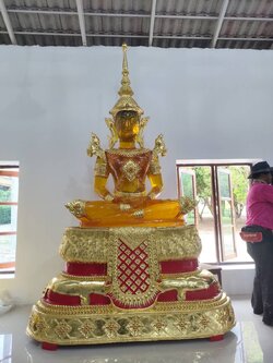 พระแก้วมรกต 50 นิ้ว สีเหลือง