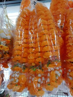 พวงมาลัยดาวเรือง (ดอกเล็ก) ข้างละ 50 เซนติเมตร