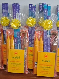 ชุดสังฆทานแสงสว่างแห่งปัญญา (เทียนพรรษาคู่+หลอดไฟคู่+ร่มพับ 2 ตอน+หนังสือสวดมนต์พระ+ผ้าสบง2.4 หลา)