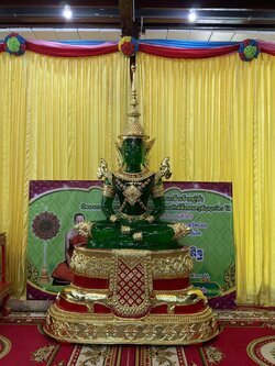 พระแก้วมรกต 50 นิ้ว สีเขียว พิมพ์สวย