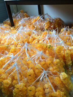 พวงมาลัยดาวเรือง (ข้อมือ) เล็ก กลาง