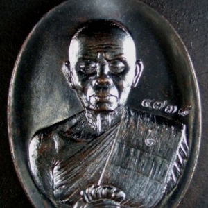 หลวงพ่อคูณ รุ่นปาฏิหาริย์ EOD เหรียญรูปไข่ พิมพ์ครึ่งองค์ เนื้อทองแดงรมดำ หมายเลข ๔๗๓๘