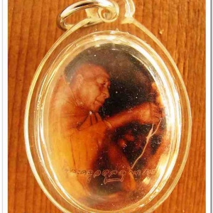 ล๊อคเก็ต ไหว้ข้างพระครูอดุยคุณาธาร (หลวงพ่อหวน) วัดนิคมประทีป(โคกหล่อ) ตรัง ครบรอบ ๘๐ ปี ๒๕๔๗ ด้านหลังมีมวลสาร ใส่กรอบกันน้ำ