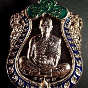 หลวงพ่อคูณ รุ่นปาฏิหาริย์ EOD เหรียญเสมา พิมพ์เต็มองค์ เนื้อกะไหล่นาก ลงยาน้ำเงิน แยกจากชุดของขวัญ