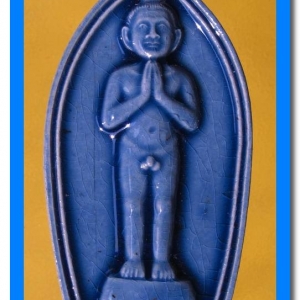 ไอ้ไข่ เด็กวัดเจดีย์ รุ่นที่ระลึกกฐิน ๕๙ เนื้อกระเบื้องเคลือบเผาสีน้ำเงิน