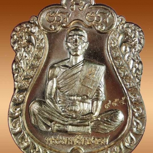 หลวงพ่อคูณ เหรียญเสมา รุ่นเจริญพรไตรมาส เนื้อนวะโลหะ,ทองแดงผิวไฟ หลังยันต์นูน โค๊ดอุ+โค๊ด3 แยกจากชุดกองบุญทองคำ