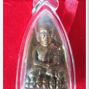 หลวงพ่อทวด วัดช้างไห้ รุ่น เสาร์ ๕ พ.ศ.๒๕๖๐ พิมพ์หลังเตารีดใหญ่ เนื้อสำฤทธิ์ ใสกรอบกันน้ำ..3