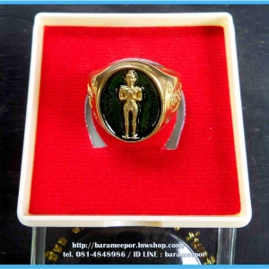 แหวน ไอ้ไข่ เด็กวัดเจดีย์ รุ่นเจริญทรัพย์ ๖๑ เนื้อทองเหลือง ลงยาเขียว ลายยันต์ ขนาด 17 mm.