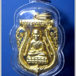 หลวงพ่อทวด 100 ปี อ.ทิม ศาลหลักเมือง เหรียญเสมาหัวโต ฉลุลายยกองค์ เนื้อบรอนซ์นอก ชุบพิ้งค์โกลด์ หมายเลข ๙๙๖ เลขมงคลสวย เลี่ยมกันน้ำพร้อมขึ้นคอ