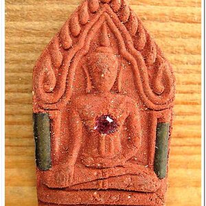 พระขุนแผน เนื้อแดงว่านสบู่เลือด รุ่น "บ่วงสื่อเฮง เฮงหมื่นเรื่อง" วัดพระบรมธาตุ จ.นครศรีธรรมราช ปี 2541 ขุนพันธ์ ฯ ปลุกเสก ฝังพลอยเสก ตะกรุดคู่