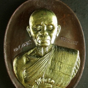 หลวงพ่อคูณ รุ่นปาฏิหาริย์ EOD เหรียญรูปไข่ครึ่งองค์ เนื้อทองระฆัง หน้ากากทองแดง หมายเลข ๓๐๔๙