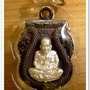 เหรียญหลวงพ่อทวด รุ่นปาฏิหาริย์ไอ้ไข่ มั่งมีทรัพย์ เหรียญเสมาฉลุยกองค์ เนื้อนวะองค์เงิน พร้อมใส่กรอบกันน้ำ