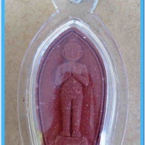 ไอ้ไข่ เด็กวัดเจดีย์ รุ่นที่ระลึกกฐิน ๕๙ เนื้อผงผสมมวลสารศักดิ์สิทธิ์ สีแดงใส่กรอบกันน้ำ